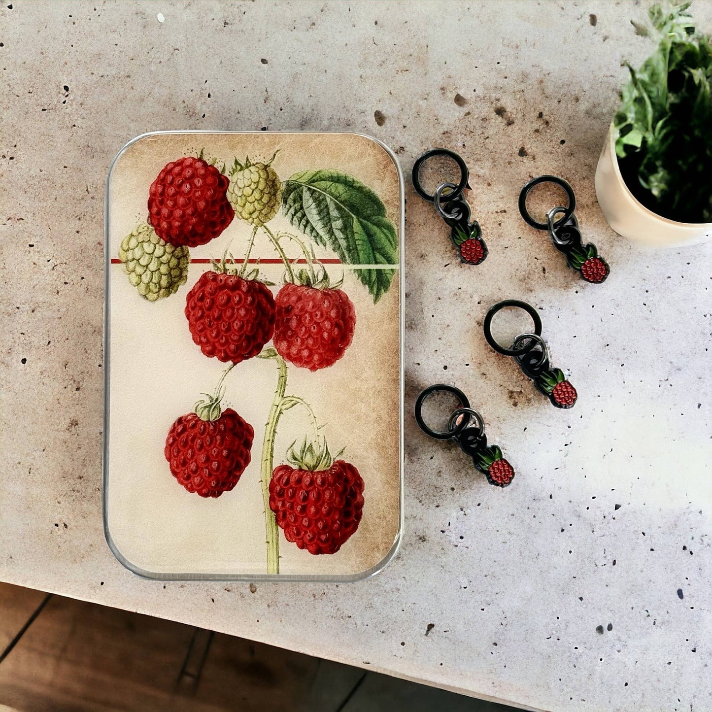 Raspberry LARGE, Notions tin, Stitch marker tin